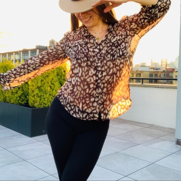 EllenTracy Light Leopard Animal Print Blouse Shirt - Picture 13 of 16